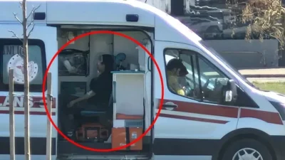 Diyarbakır’ın Kayapınar ilçesinde parkta vakit geçiren iki kız çocuğunun eğlencesi