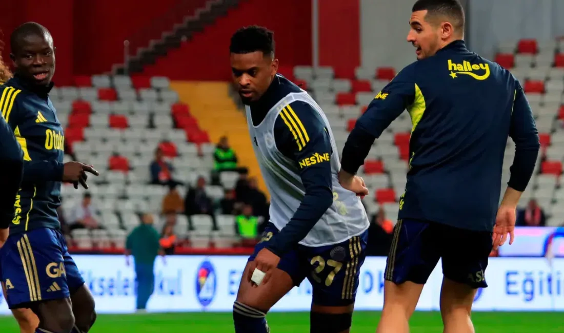 Antalyaspor mücadelesinde talihsiz bir sakatlık yaşayarak oyunu terk etmek zorunda