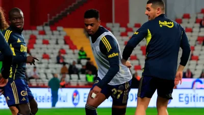 Antalyaspor mücadelesinde talihsiz bir sakatlık yaşayarak oyunu terk etmek zorunda