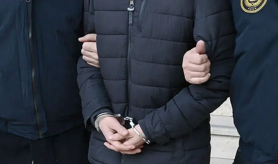 Adana’nın Seyhan ilçesinde halkın yoğun olarak kullandığı otobüs durağında uyuşturucu