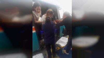 İzmir’in Bornova ilçesinde seyir halindeki bir minibüste yaşanan inanılmaz olay