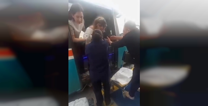 İzmir’in Bornova ilçesinde seyir halindeki bir minibüste yaşanan inanılmaz olay