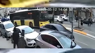 İstanbul Sultanbeyli’de katıldığı cenaze töreninden ayrılan bir kadın, yolun karşısına