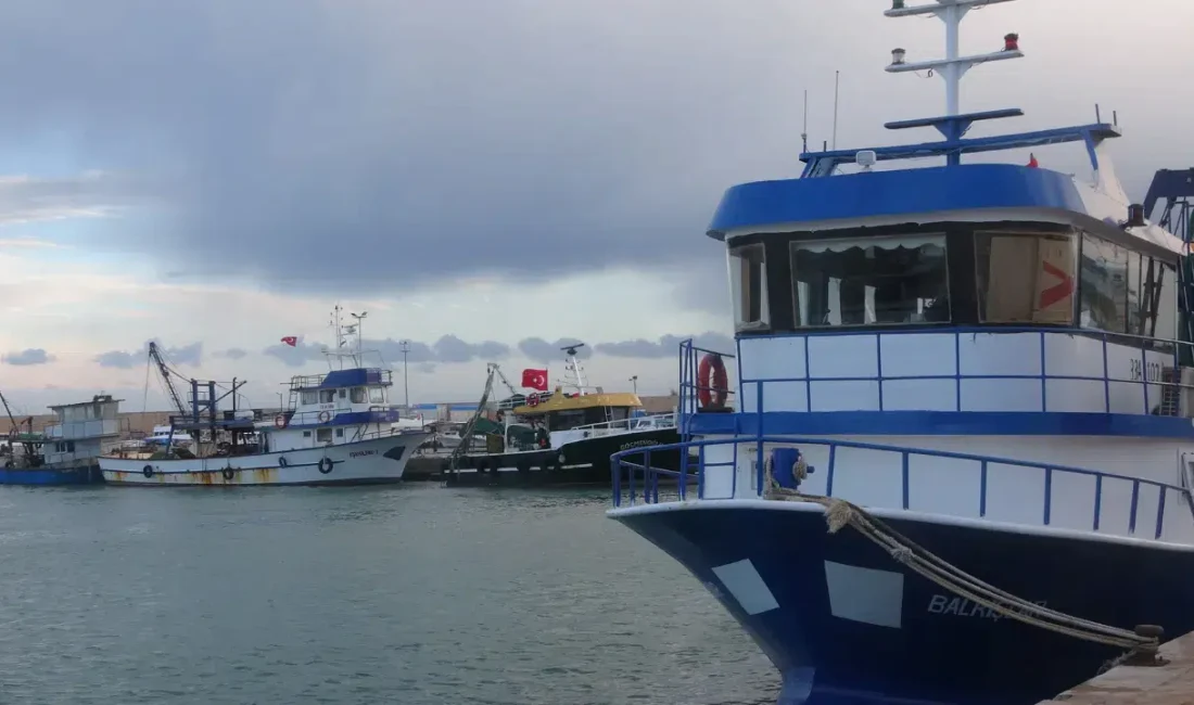 Mersin kıyılarında etkili olan şiddetli fırtına ve sağanak yağış, balıkçı
