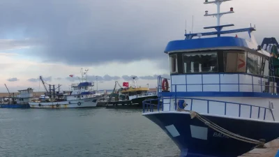 Mersin kıyılarında etkili olan şiddetli fırtına ve sağanak yağış, balıkçı