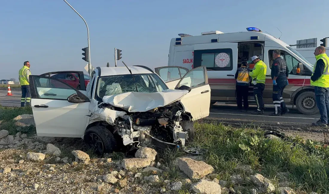 Edirne’de seyir halindeki bir otomobil ile pikabın çarpışması sonucu meydana