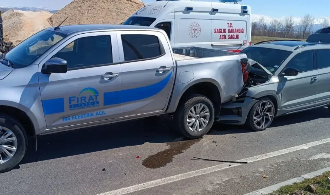 Bingöl’de kontrolden çıkan bir otomobilin önündeki pikapa hızla çarpması sonucu