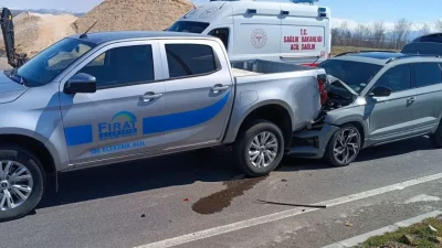 Bingöl’de kontrolden çıkan bir otomobilin önündeki pikapa hızla çarpması sonucu