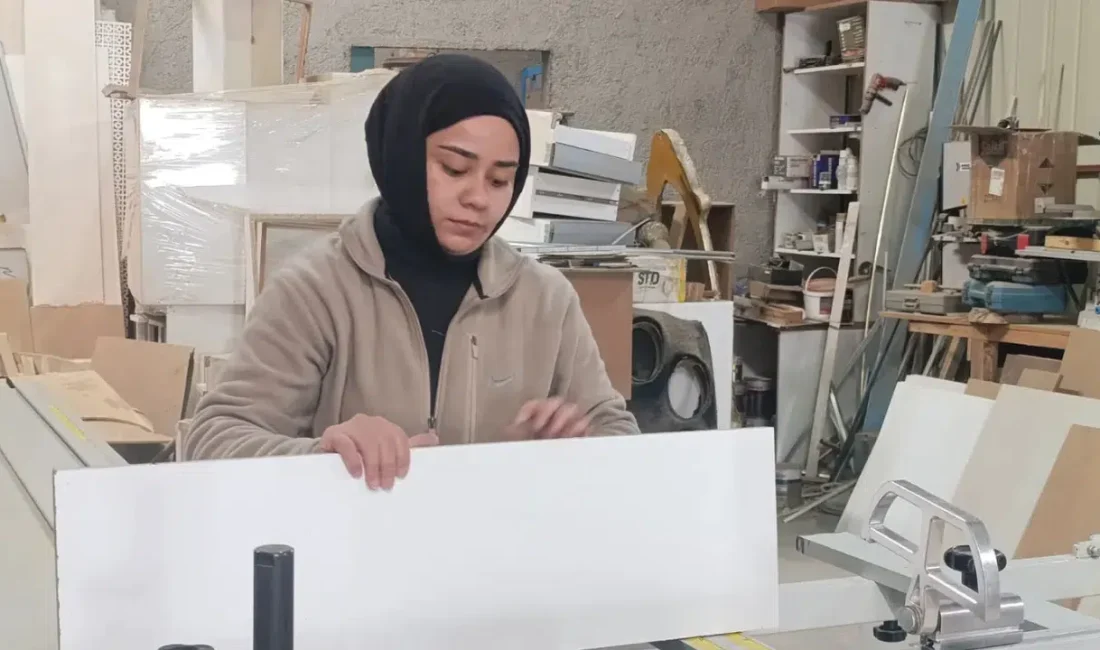 Kahramanmaraş’ta yaşayan 20 yaşındaki Kübra Topaktaş, hem üniversite eğitimine devam