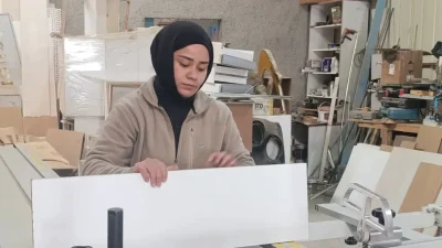 Kahramanmaraş’ta yaşayan 20 yaşındaki Kübra Topaktaş, hem üniversite eğitimine devam