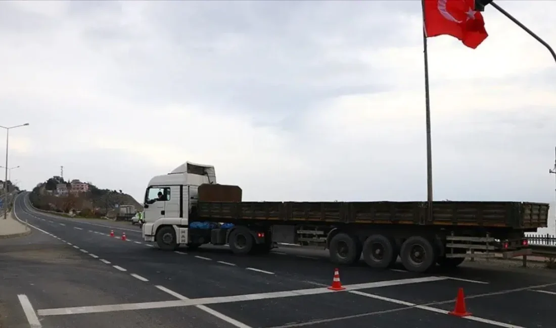 Düzce-Akçakoca kara yolunda sağanak yağışın ardından kontrolden çıkan bir tırın