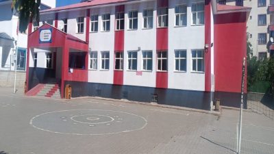 Bingöl’de bir ilkokulda 4. sınıf öğrencisinin sınıf içerisinde sıktığı kar