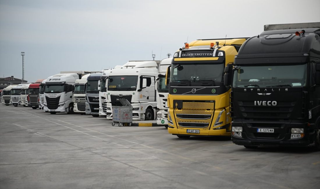 Edirne Kapıkule Sınır Kapısı’nda yurt dışına çıkış yapmak için gün