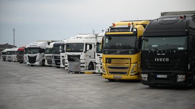 Edirne Kapıkule Sınır Kapısı’nda yurt dışına çıkış yapmak için gün