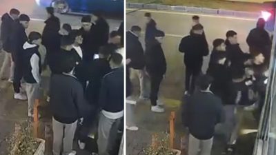 Bursa’nın Osmangazi ilçesinde iki grup arasında başlayan sözlü tartışma, taraflardan