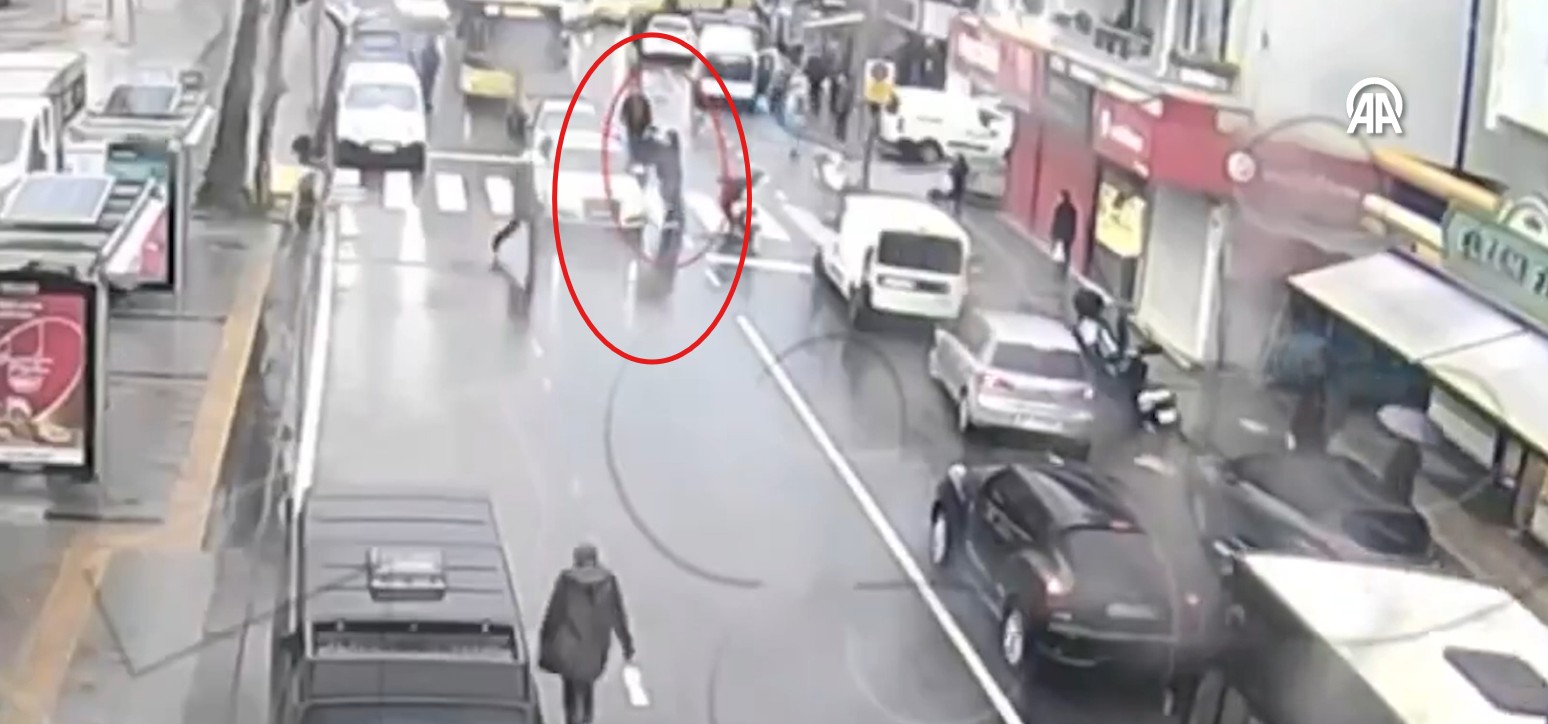 İstanbul Beykoz’da trafikte araçlarından inerek kavgaya tutuşan iki sürücüye adeta