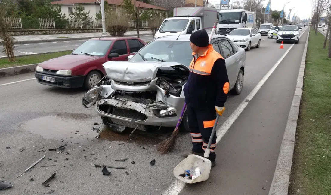 Malatya’da iki otomobilin çarpışması sonucu meydana gelen trafik kazasında bir