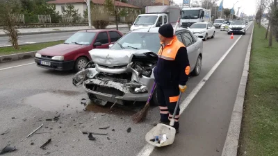 Malatya’da iki otomobilin kafa kafaya çarpışması sonucu meydana gelen trafik