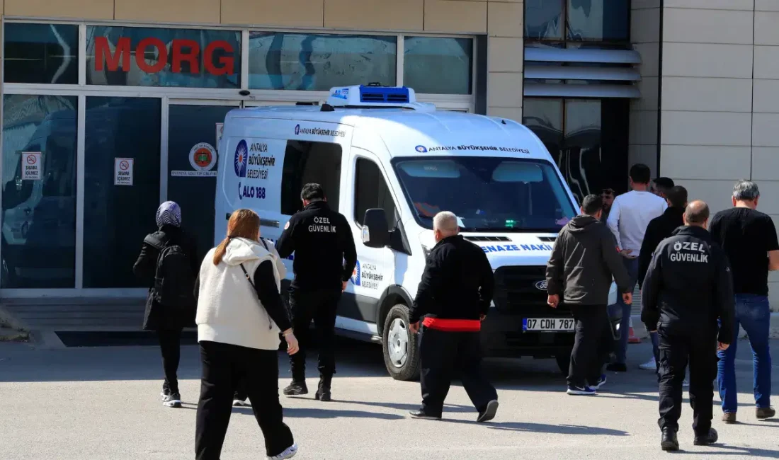 Antalya’nın Konyaaltı ilçesinde seyir halindeyken direksiyon hakimiyetini kaybederek bariyerlere çarpan