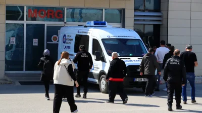 Antalya’nın Konyaaltı ilçesinde seyir halindeyken direksiyon hakimiyetini kaybederek bariyerlere çarpan