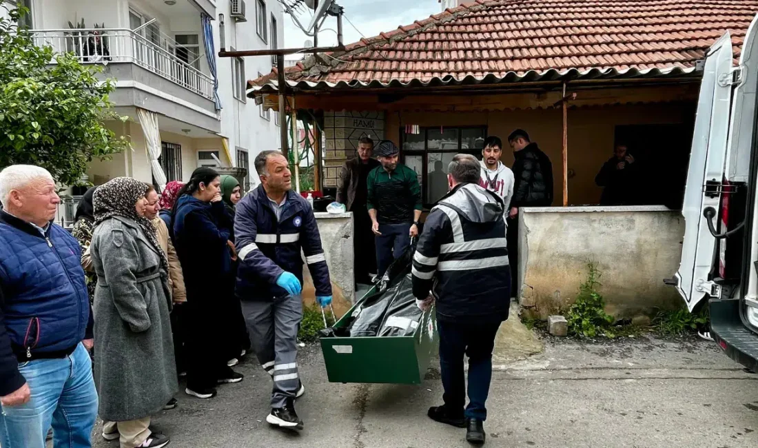 Antalya’da babası ve kardeşiyle aynı evi paylaşan 34 yaşındaki bir