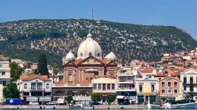 Yunanistan’ın Midilli Adası’nda hayvancılık tedbirlerine öfkelenen çiftçilerin liman girişlerini kapatmasıyla