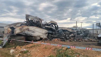 Antalya’nın Kepez ilçesinde gece yarısı bir prefabrik yapıda yükselen alevler,