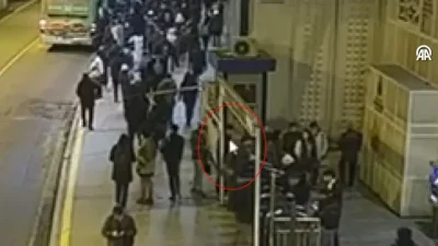 İstanbul’un en yoğun ulaşım noktalarından biri olan Zincirlikuyu metrobüs durağında