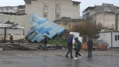 Hatay’ın İskenderun ilçesinde gece saatlerinde aniden bastıran ve hızı giderek