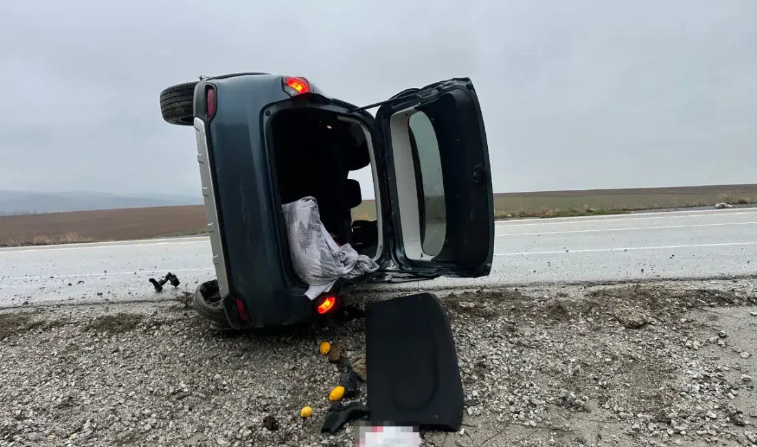 Çorum’un Alaca ilçesinde kontrolden çıkan bir otomobilin yol kenarındaki tabelaya