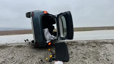 Çorum’un Alaca ilçesinde kontrolden çıkan bir otomobilin yol kenarındaki tabelaya