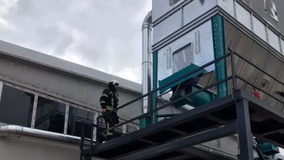 Elazığ’da bir mobilya mağazasında çıkan yangın paniğe neden olurken, itfaiye