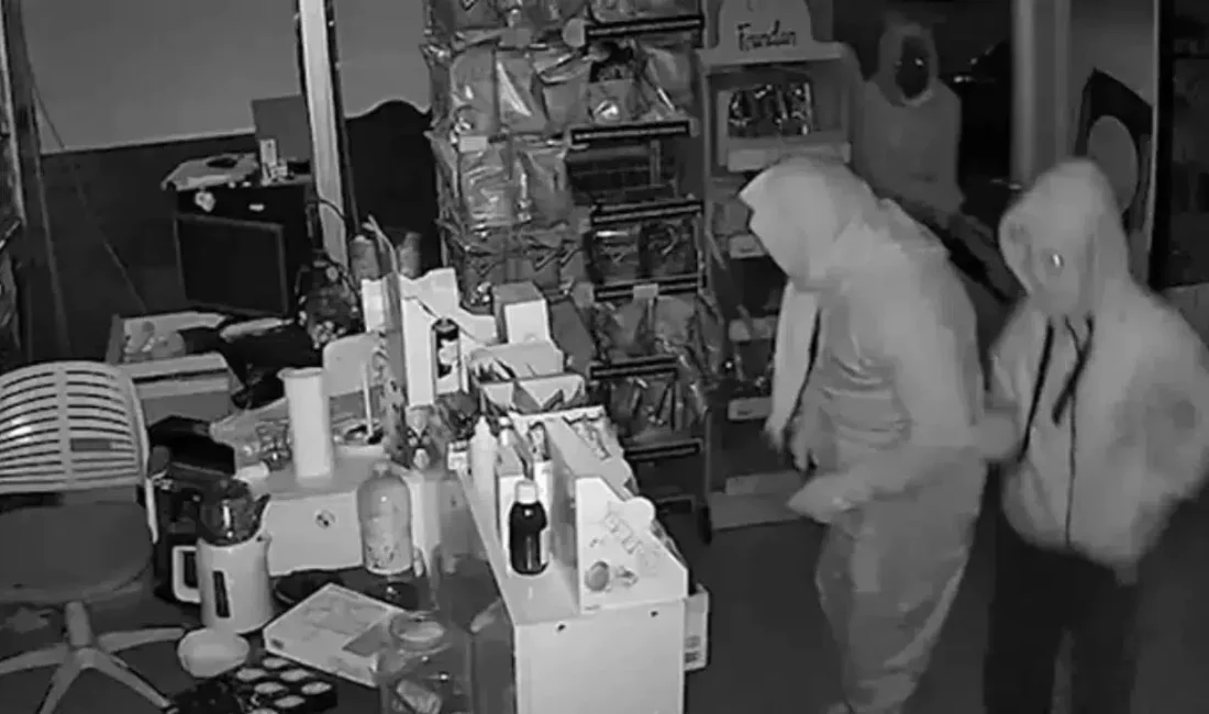 Sivas’ta kadın kıyafetleri ve çarşaf giyerek girdikleri iş yerinden 110