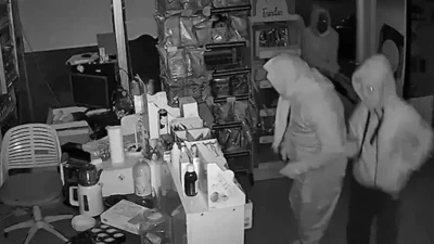 Sivas’ta kadın kıyafetleri ve çarşaf giyerek girdikleri iş yerinden 110