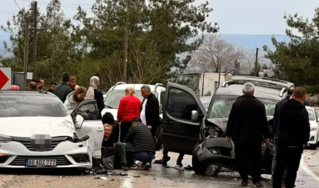 Osmaniye’nin Kadirli ilçesinde hafif ticari araç ile otomobilin çarpışması sonucu