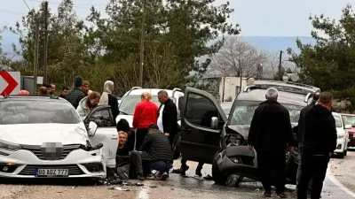 Osmaniye’nin Kadirli ilçesinde hafif ticari araç ile otomobilin çarpışması sonucu