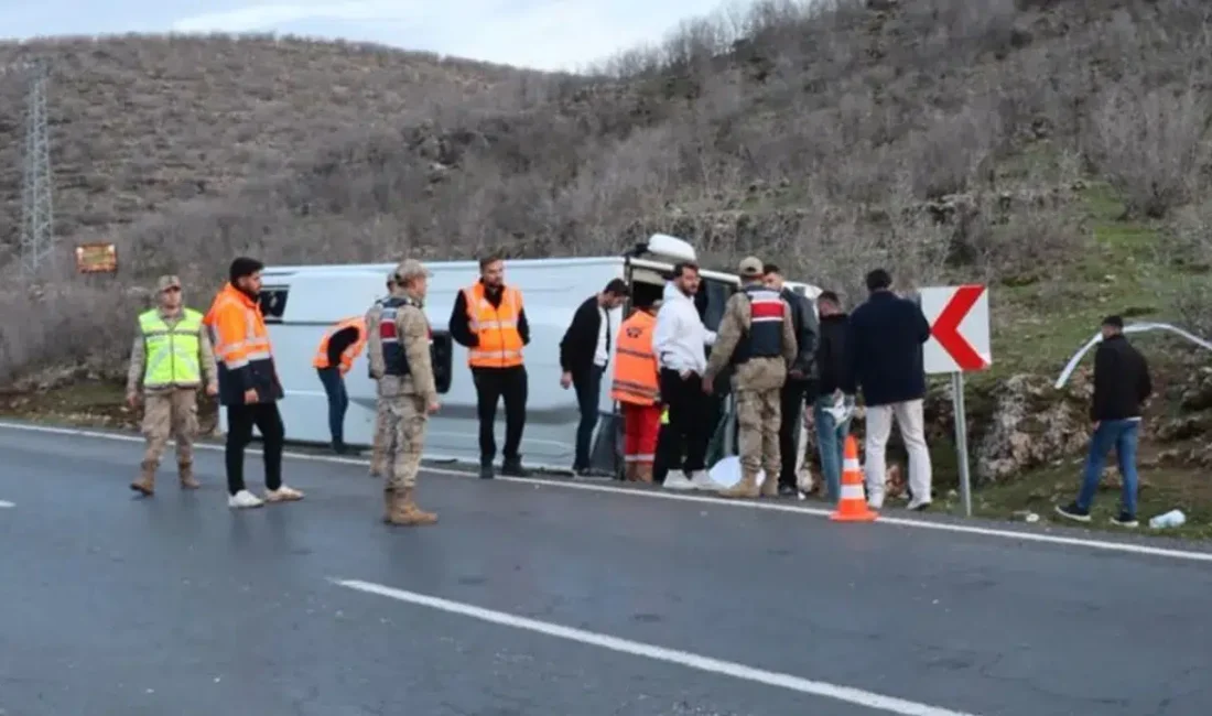 Mardin’de seyir halindeki bir yolcu otobüsünün kontrolden çıkarak devrilmesi sonucu