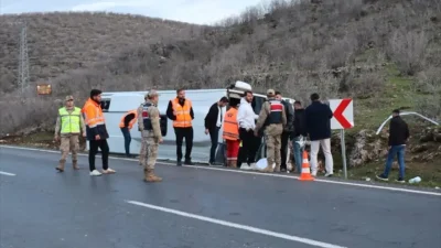 Mardin’de seyir halindeki bir yolcu otobüsünün kontrolden çıkarak devrilmesi sonucu