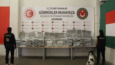 Edirne Kapıkule Sınır Kapısı’nda gerçekleştirilen titiz çalışmalar sonucunda iki tırda