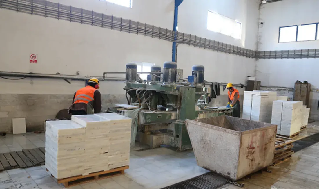 Isparta’da faaliyet gösteren bir mermer fabrikasında meydana gelen feci kazada,