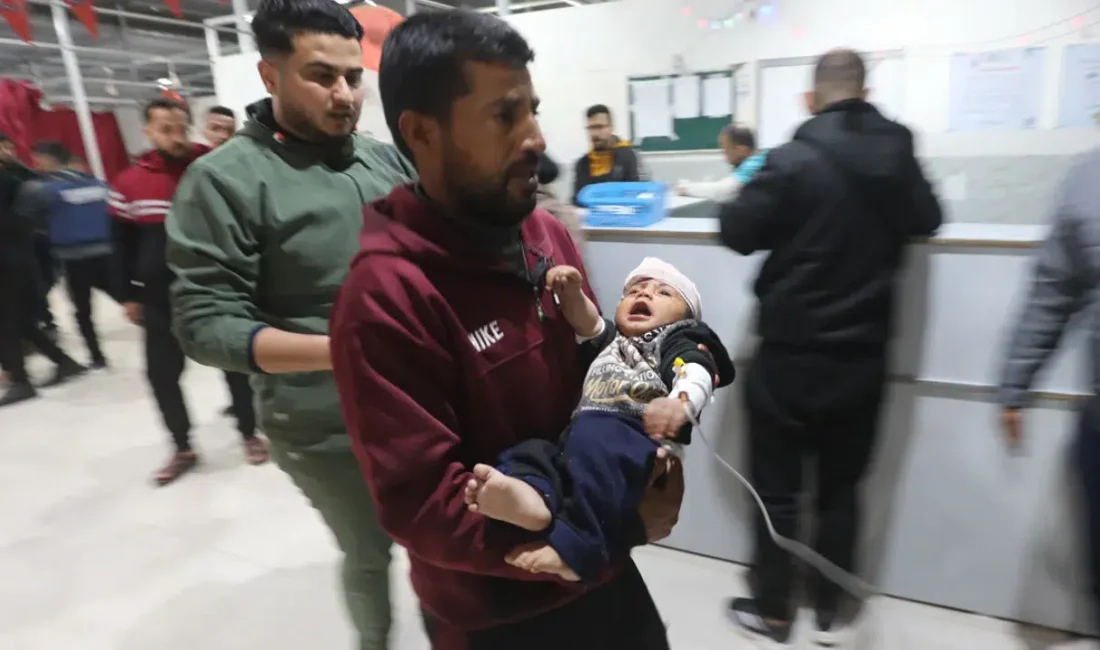 İsrail ordusunun Gazze Şeridi’nin orta kesiminde yerinden edilmiş sivillerin konakladığı