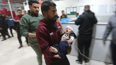 İsrail ordusunun Gazze Şeridi’nin orta kesiminde yerinden edilmiş sivillerin konakladığı