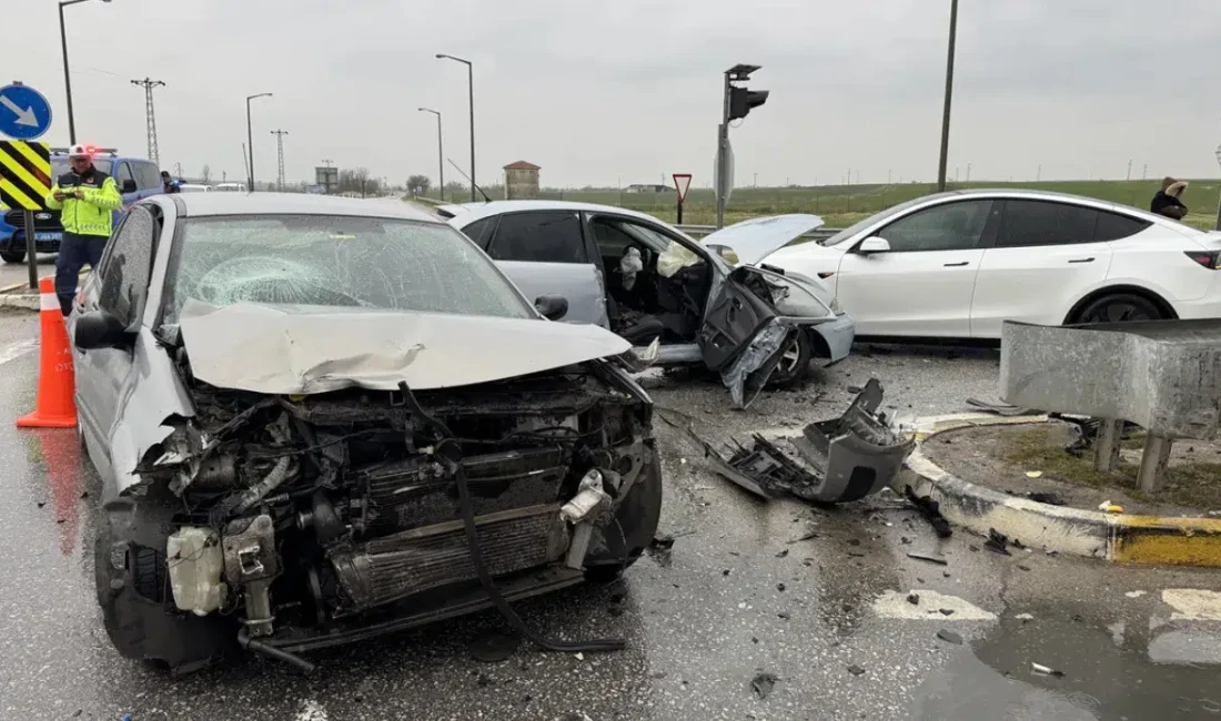 Edirne’nin Havsa ilçesinde üç aracın birbirine girdiği zincirleme trafik kazası