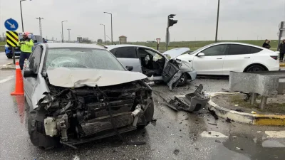 Edirne’nin Havsa ilçesinde üç aracın birbirine girdiği zincirleme trafik kazası