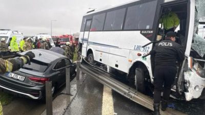 İstanbul’da sabah saatlerinde meydana gelen feci kazada, polis ekiplerini taşıyan