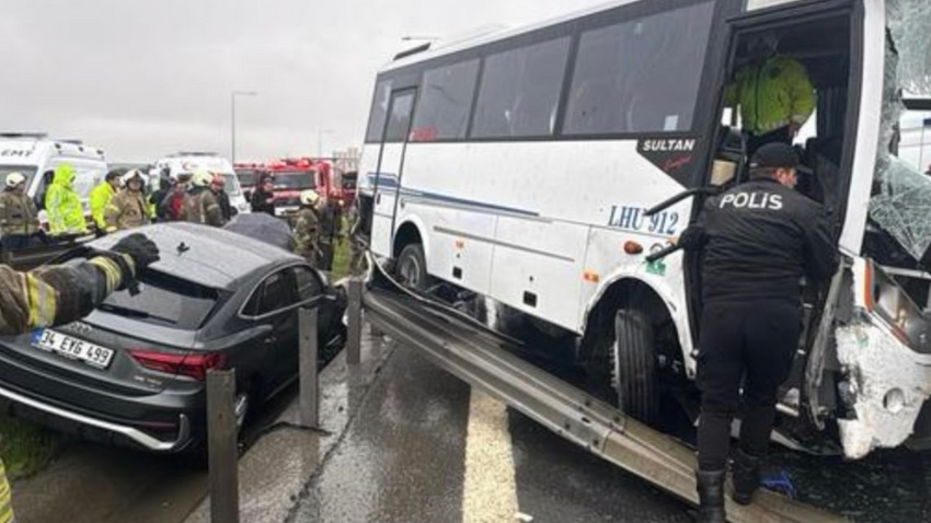 İstanbul’da sabah saatlerinde meydana gelen feci kazada, polis ekiplerini taşıyan