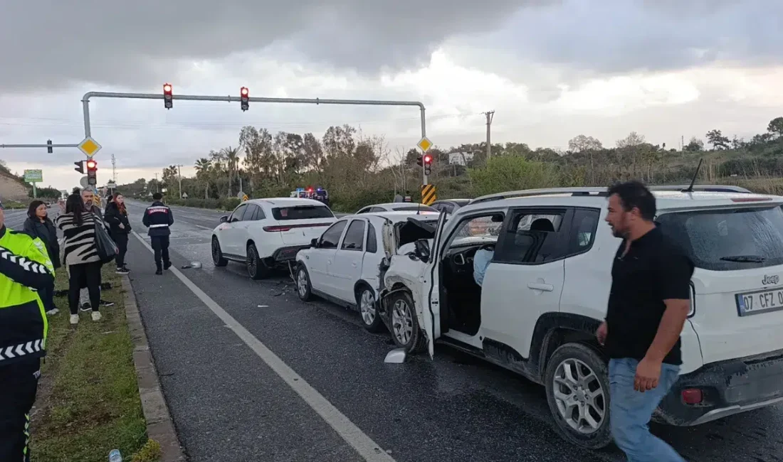 Antalya’nın Manavgat ilçesinde kırmızı ışıkta bekleyen araçlara arkadan hızla çarpan