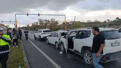 Antalya’nın Manavgat ilçesinde kırmızı ışıkta bekleyen araçlara arkadan hızla çarpan