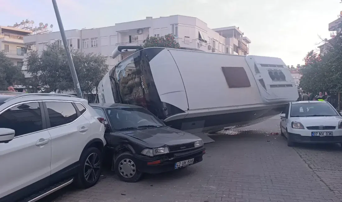 Antalya’nın Manavgat ilçesinde ters yönden çıkan bir otel servisinin sebep