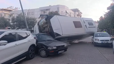 Antalya’nın Manavgat ilçesinde ters yönden çıkan bir otel servisinin sebep